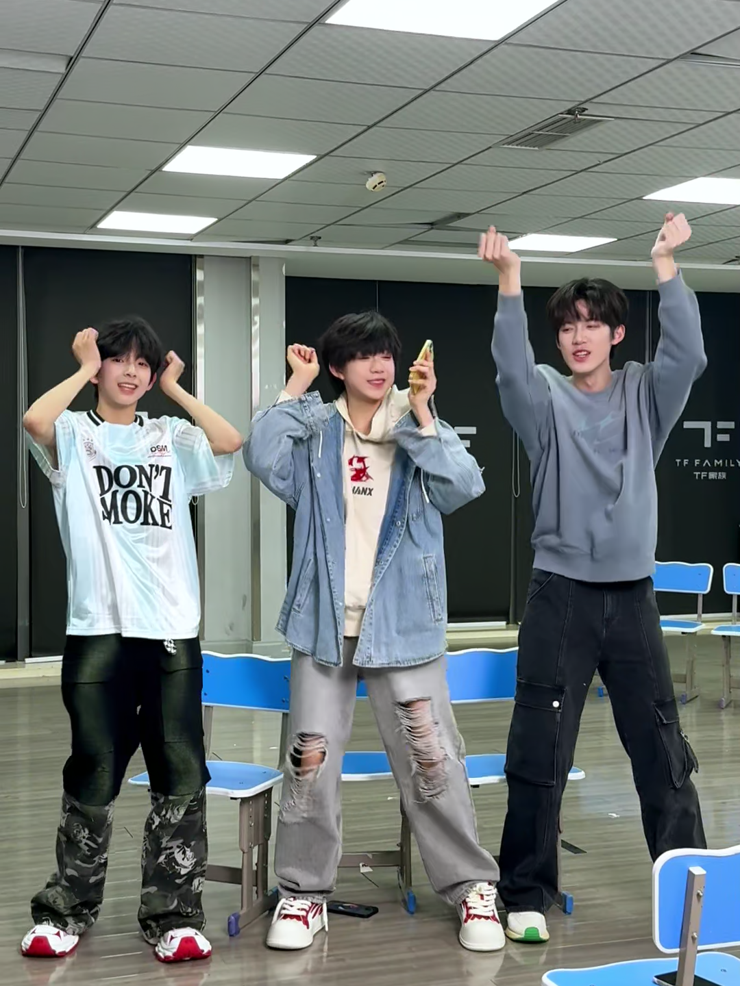 Here comes our bumpy journey of learning Vietnamese! Since it’s our first time learning the language, there’s still a lot of room for improvement… If our pronunciation caused any offense, we sincerely apologize.🙏 Next time, we’ll work on finding better ways to learn foreign languages. (And yes — Vietnamese will definitely make a comeback in the future!) So stay tuned for a brand-new group learning Indonesian in the next episode! #TF家族练习生 #fyp #sayhitotheworld