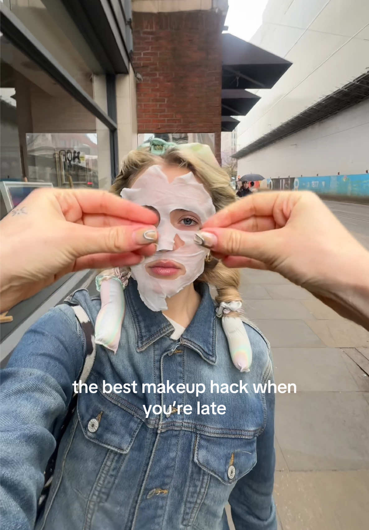saved my LIFE when i oversleep😂 #walkinggrwm #makeuptrend #makeuphacks #walkingmakeup #lategirlhacks 