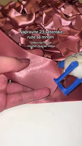 Ako želite još ovakvih videa ostavite nam komentar „Da 🤍” ili nam pišite šta biste još želeli da vidite ⬇️🤗 Aranžman sa snimka deo je stare kolekcije i nalazi se na velikom sniženju, napravljen je sa ružama u boji koju vam još uvek nismo predstavili i stavili je u naš katalog boja - sve dalje možete ispratiti na našem instagram profilu 🌹 (link u opisu) #rosaeternagiftshop #satenskeruze #satinroses #vecneruze #fypserbia #makewithme #handmadewithlove #fypp #cvetniaranzmani 