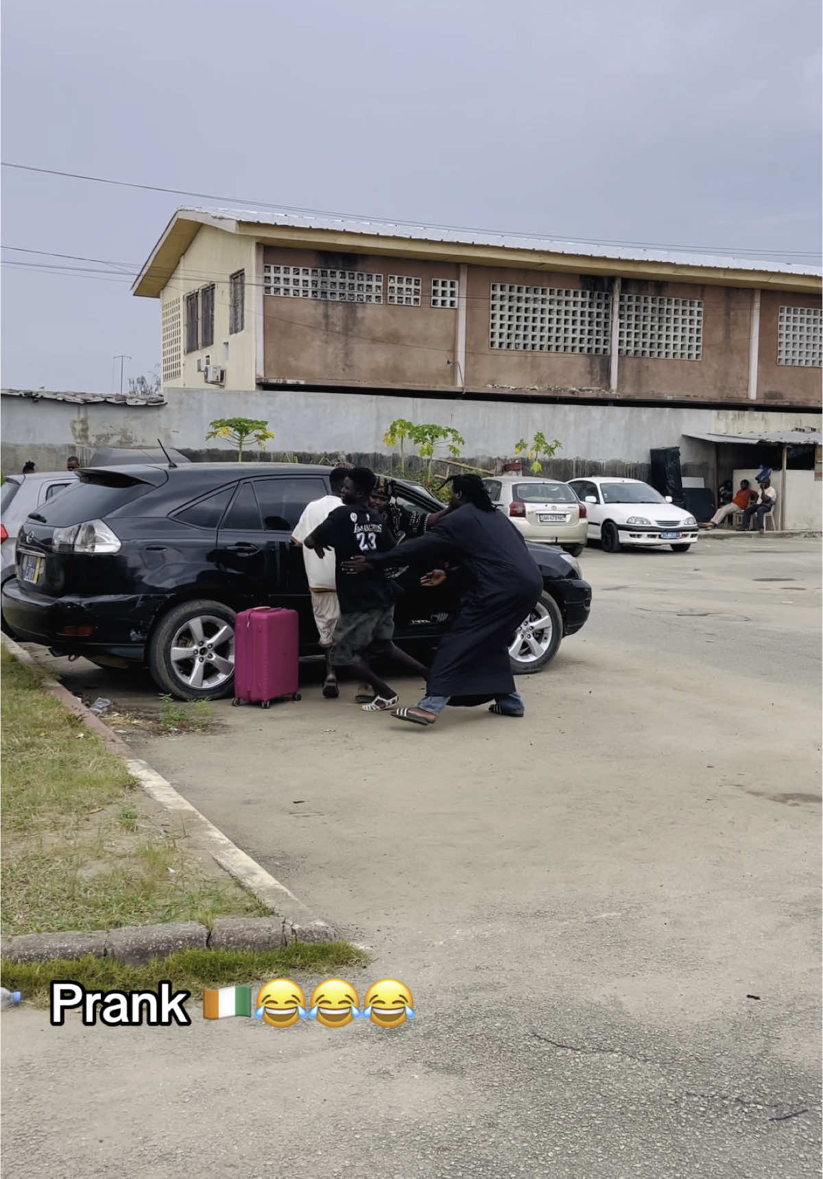 Prank ivoirien 🇨🇮😂😂😂 #burkinafaso🇧🇫 #abidjan225🇨🇮 #viralvideos #bouake225🇨🇮 #viral_video #usa🇺🇸tiktok #malitiktok🇲🇱 #videoviral 