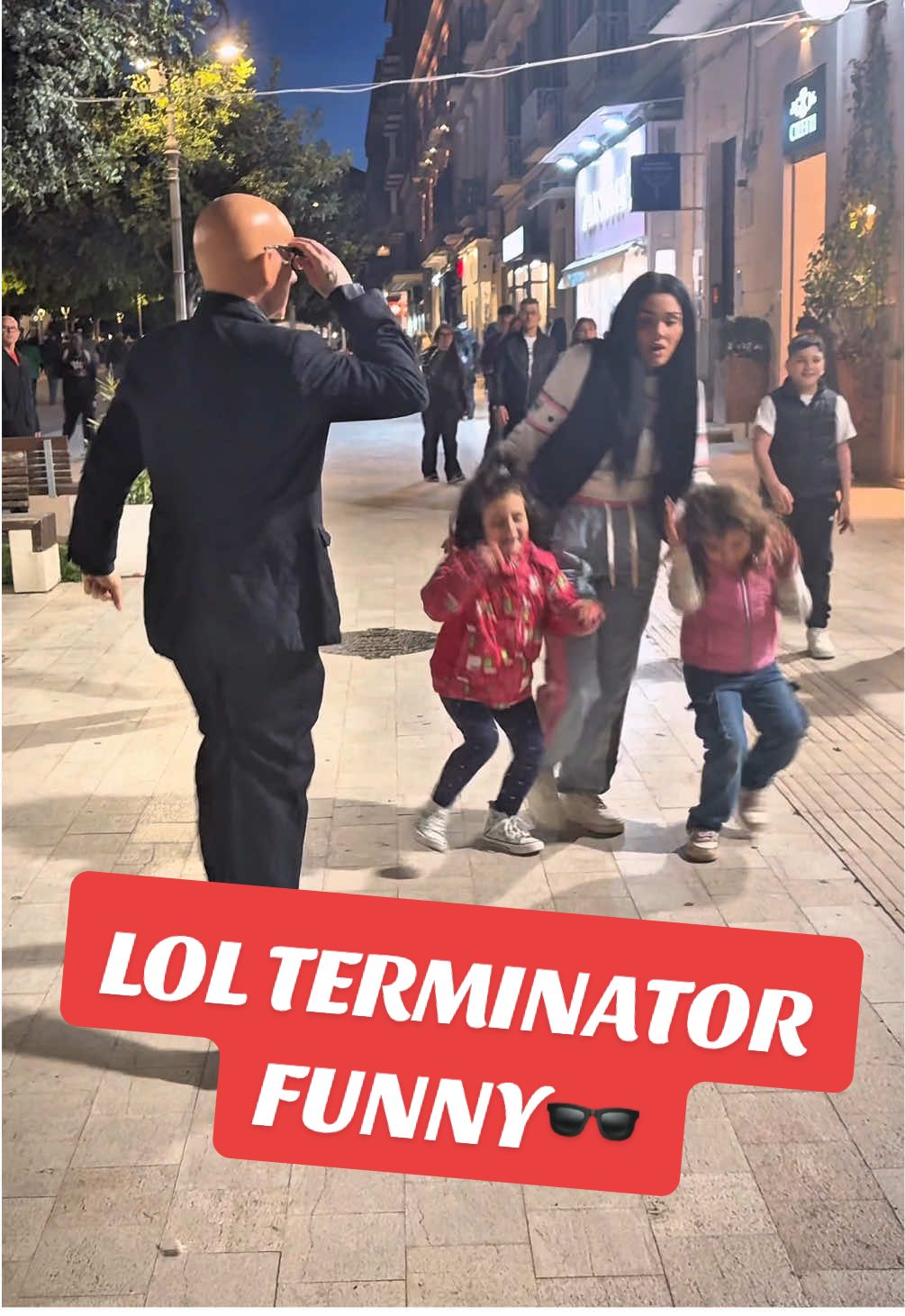 LOL TERMINATOR DIVERTENTE😎. #prankwars #terminator #divertente #apocalypse #costume #pasqua #videodivertenti #street #sunglasses #reaction #risas 