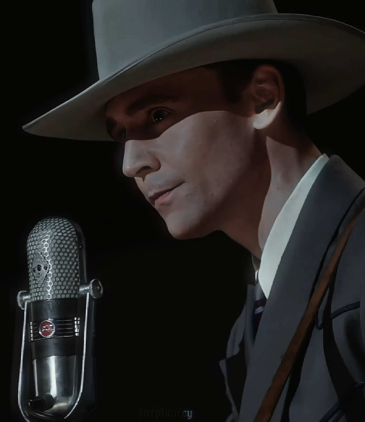 the way he says hi 😩 yeehaw daddy  - - - #tomhiddleston #hiddlestoners #twhiddleston #tomhiddlestonedit #hiddlesfan #isawthelight #hankwilliams #hankwilliamsedit #loki  - - - ( @iris , @✨tingletree✨ ४🌳 , @Liam , @𓄋g.editss⎊ , @sugudiva , @Cynthia ♡ྀི , @𝒵𝑜𝑒 , @Nandara ४ , @𝐦𝐲𝐱𝐬 ❥ ४ )