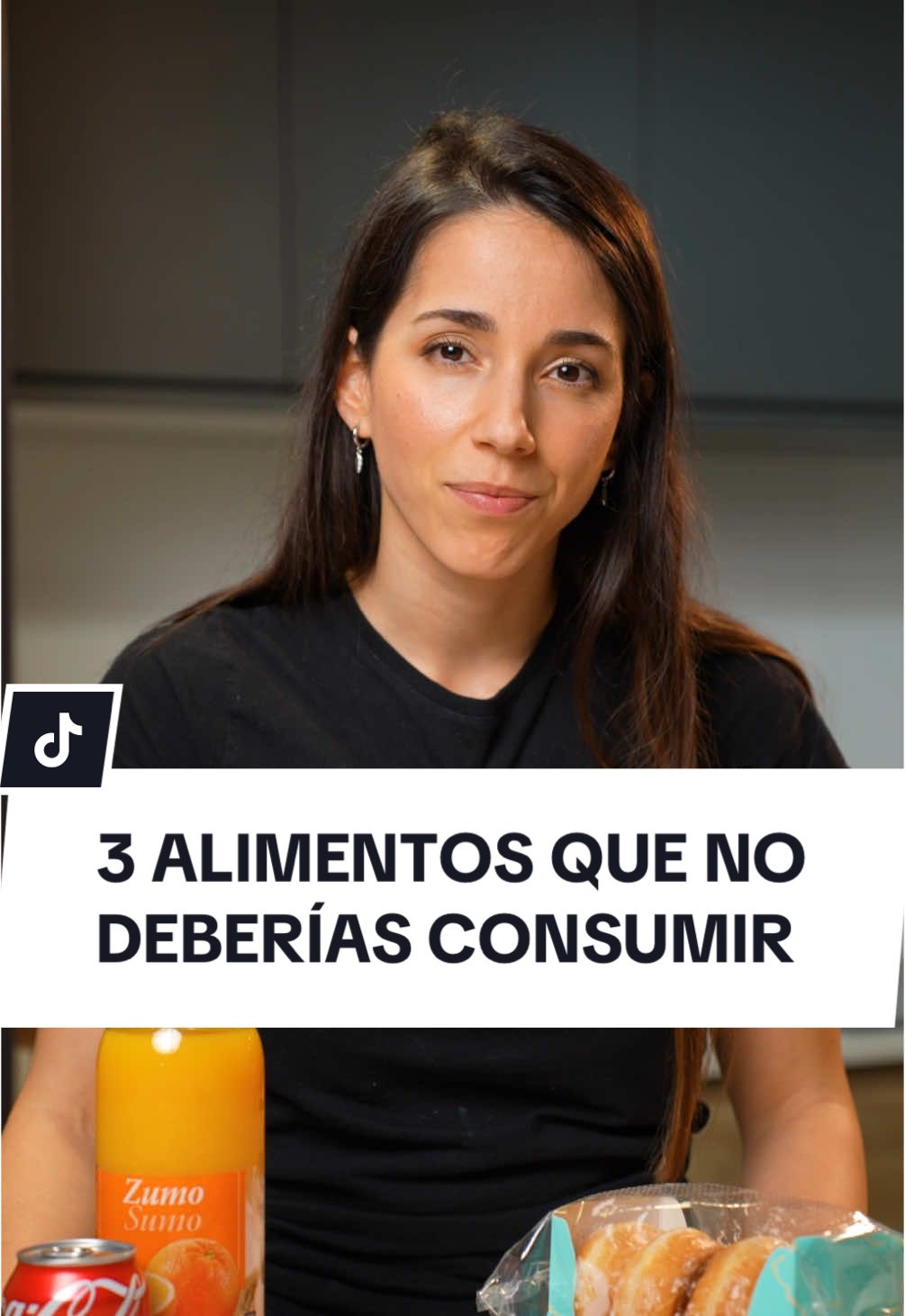 EVITA ESTOS 3 ALIMENTOS 🫢 🤔 Si quieres cuidar tu salud metabólica, hay ciertos alimentos que conviene mantener lejos del carrito del súper y, por supuesto, de tu despensa. 🙂‍↔️ Algunos de ellos pueden parecer “inofensivos” o incluso saludables, pero lo cierto es que están directamente relacionados con un mayor riesgo de padecer enfermedades como diabetes tipo 2, hipertensión o problemas cardiovasculares. 😬 Zumos naturales que no son tan naturales, refrescos con más azúcar que un postre y bollería industrial que solo aporta calorías más vacías que el corazón de tu ex... Todos ellos tienen algo en común: pueden afectar seriamente a tu salud. 💥 Aumentan el colesterol LDL, la resistencia a la insulina y favorecen el hígado graso. Y sí, todo eso puede pasar incluso sin que lo notes a corto plazo. 📲 Por eso es tan importante aprender a elegir bien lo que comes. 👉 Y, si aún no lo haces, síguenos para aprender más sobre la ciencia de la nutrición. #nutrición #salud #alimentaciónsaludable #diabetes #colesterol #dietista #fitgeneration #azúcar #hipertensión #dieta 