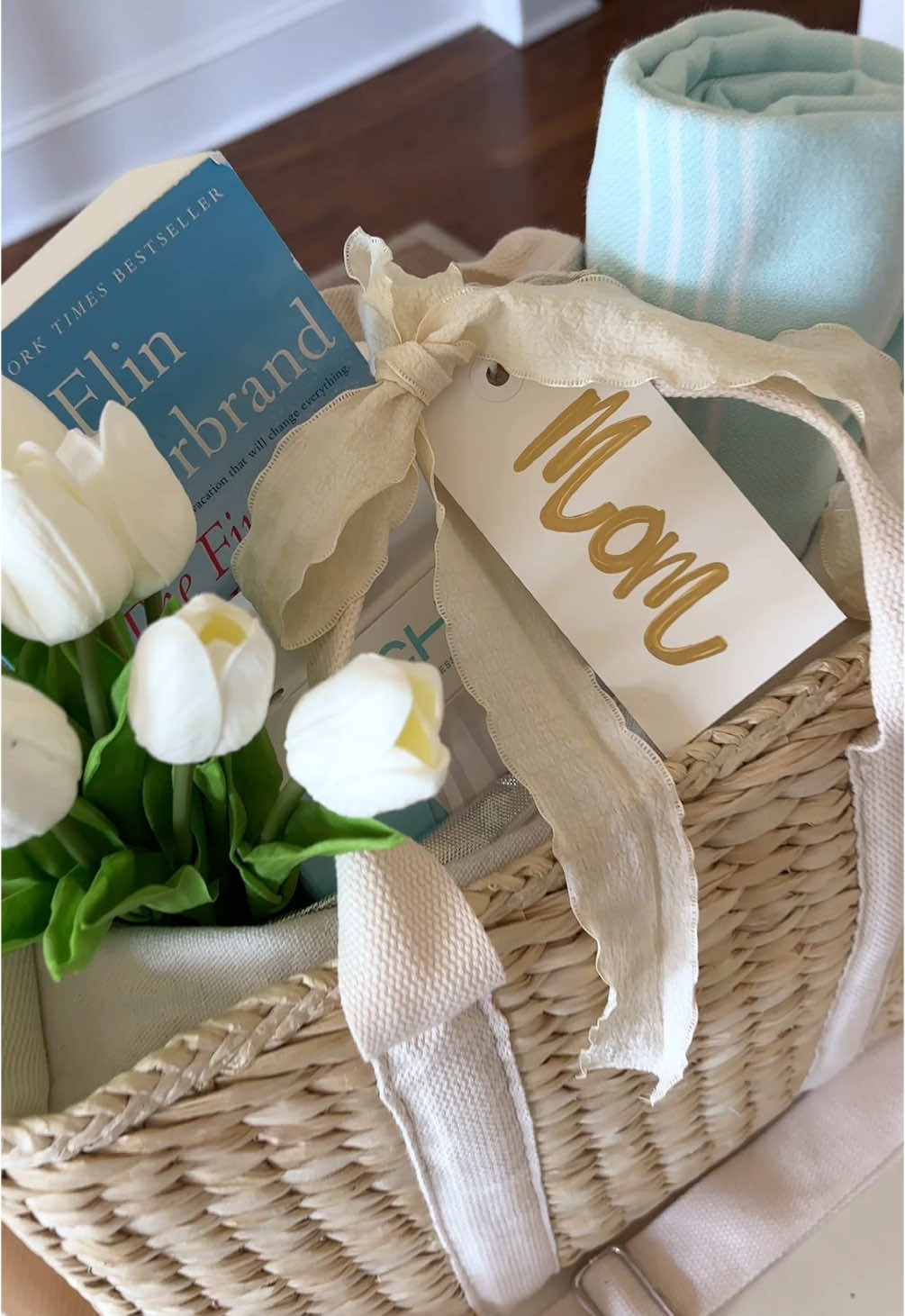 This cooler bag makes the best gift for Mom!! The insulated pouch keeps things cold and stylish, and is removable for the days she just wants to use it as a tote 💕  🔗in my LTK in bio 🌷 this idea is the perfect way to show your love and appreciation to an amazing Mom this Mother’s Day! ☀️🌷 • • #mothersdaygiftideas #mothersday #mothersdaygift #mothersdaygiftidea #giftideas #giftsformom 