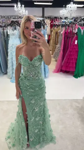 Prom season is almost over use my code MD95 for $$ off💝💝💝 @Sherri Hill @Esmeralda’s Boutique #audios #fypシ #prom #prom2025 #prom2k25 #sherrihill #sherrihilldress #promdressgirl #evangeline #princessandthefrog 