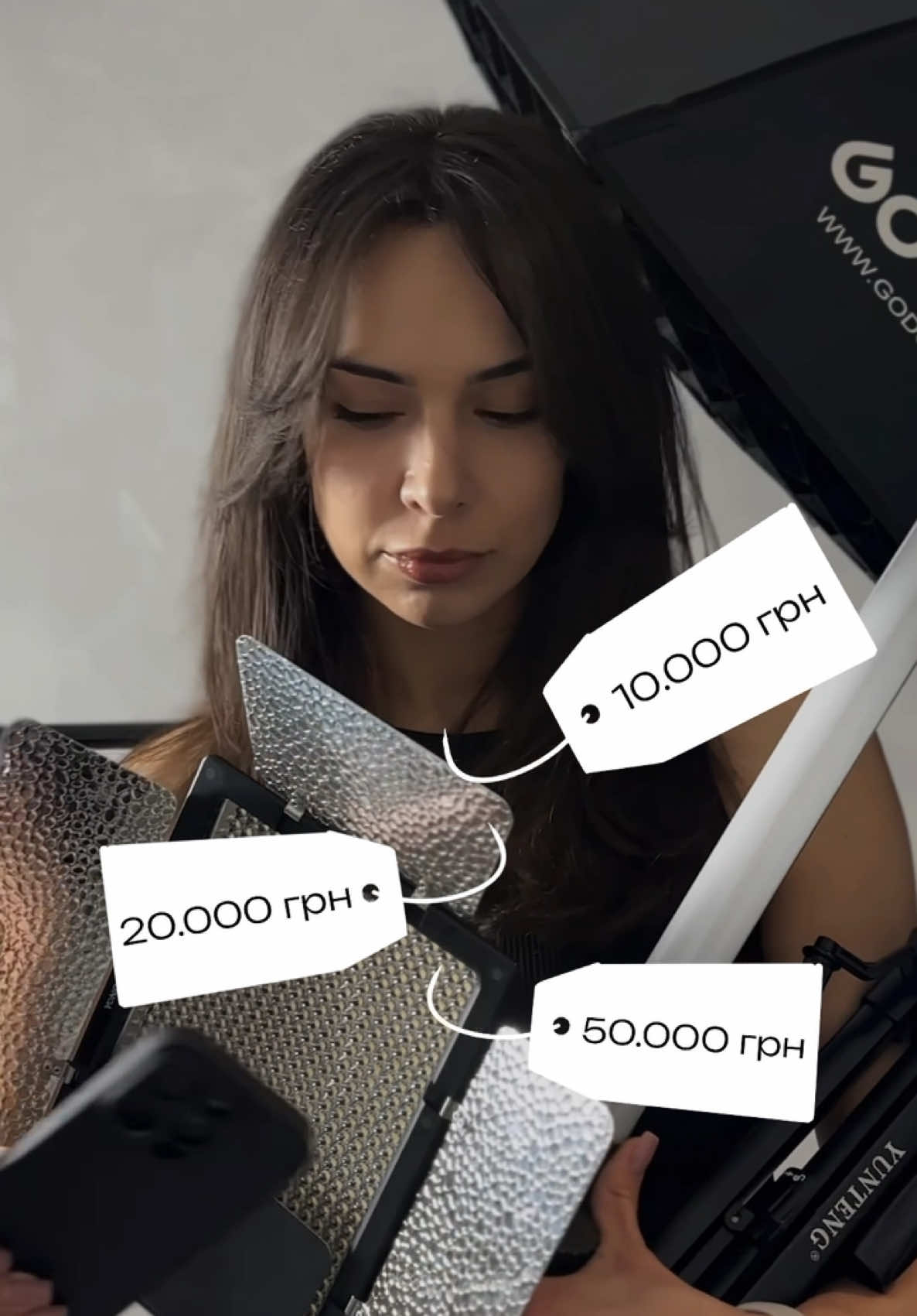 Коли люди думають про старт у предметній відеозйомці, 🤔уявляють що потрібно придбати одразу: дорогу камеру, кілька джерел професійного світла, реквізит на тисячі гривень, фони, лінзи, спеціальні гаджети і т.д… ☝🏻І часто саме це стає причиною, чому так і не пробують. Але правда в тому, що без цього всього можна обійтися, а  з часом поступово все придбати.  ☺️Що мені знадобилось на старті? — звичайний штатив за 700 грн і iPhone 13. І це не стало перешкодою працювати з клієнтами та заробляти. Бо головне — не кількість обладнання, а вміння бачити кадр і втілювати ідею. ❗️Якщо ви теж хочете розвиватися у предметній відеозйомці — не чекайте ідеальних умов. ☝🏻Починайте з того, що маєте. 🗓️1 ТРАВНЯ стартує новий потік мого курсу «Мистецтво предметної відеозйомки 8,0» — де ми працюємо з тим, що є, і вчимося робити результат. ❗️До 20 квітня ще діє найнижча ціна.  ❗️Є можливість розтермінування. Пишіть «+» в дірект, якщо вам актуально. #videomaker #ugccreator #reelsmaker #contentcreator #предметнавідеозйомка #предметневідео #предметка 