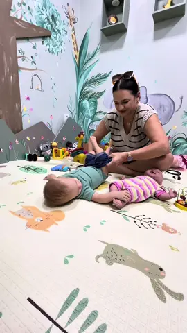 Nosso dia a dia é assim: mamãe senta conosco, brincamos, conversamos e examinamos juntas! Me sigam para outras dicas!