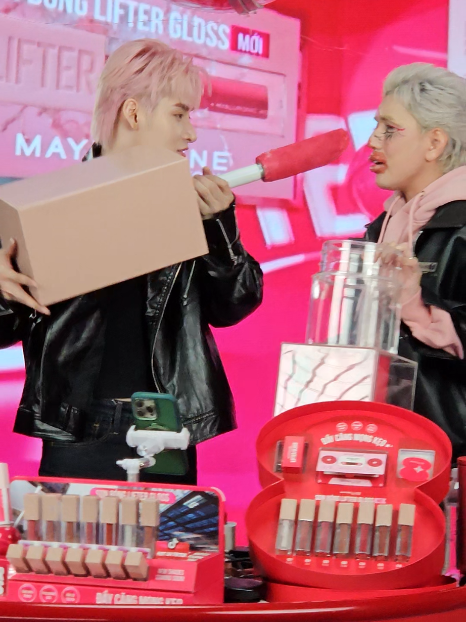 Có ai muốn cây đánh son to bự này không 🤣 vào xem ngay #maybelline_vn #liftergloss #maybelline #maybellineliftergloss #sonbongliftergloss #muataitiktokshop #GeminiHungHuynh #HungHuynh 