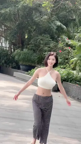 你的小公主来咯！！#肤白貌美 #完美身材 #大长腿 #车模美女 #模特美女 #邻家女孩 #一张初恋脸 #又美又飒 #美景佳人 #小蛮腰扭起来 #女人味 #model #dailyvlog #beauty #catwalk #like #interesting #dance #bikini #cute #giris