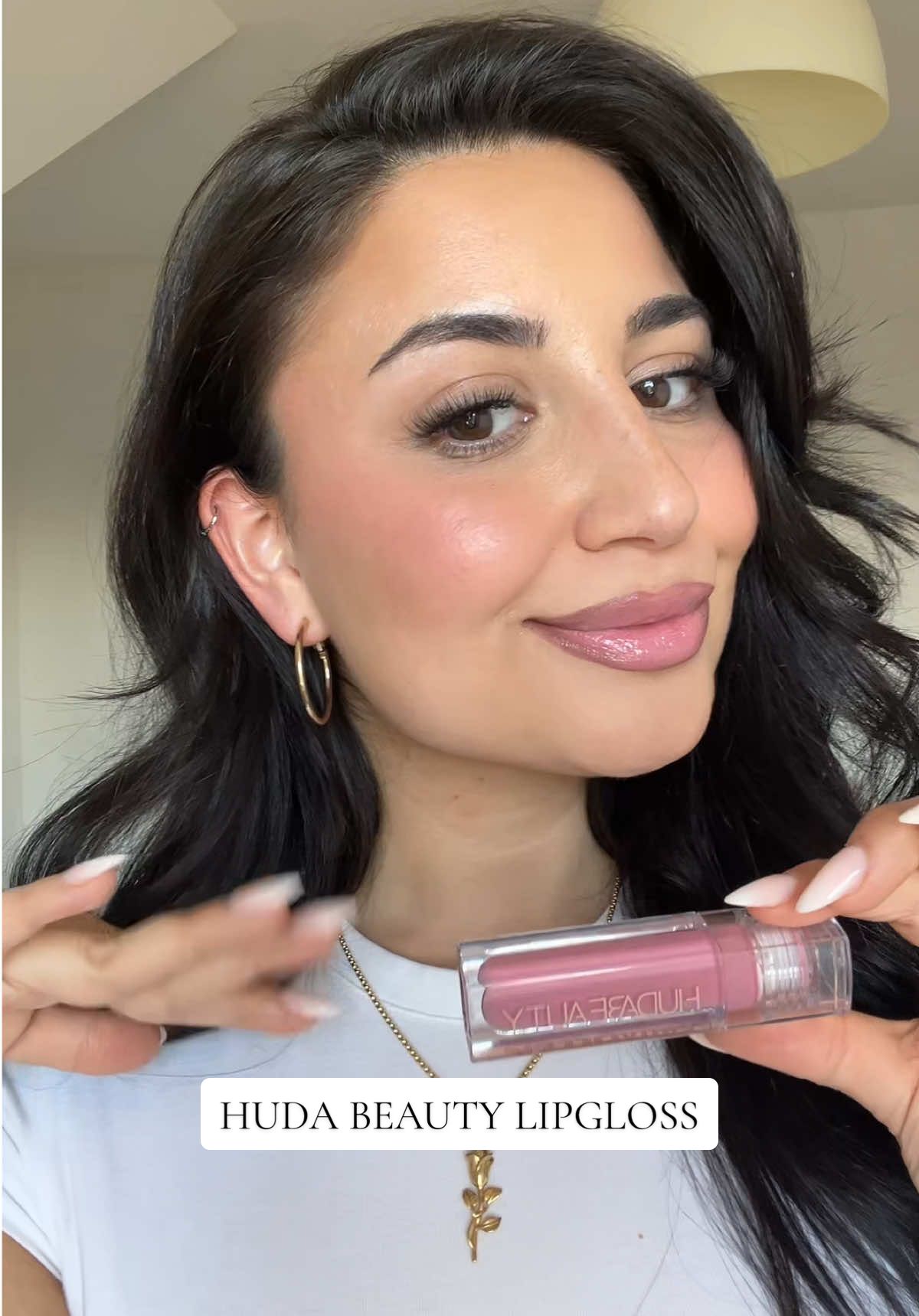 Perfect Shade 🍬💗 @Huda Beauty  Huda Beauty Lipgloss - Sugar Baby #hudabeauty #sugarbaby #hudabeautylipgloss #lipcombo #fyp #makeuprecomendation 