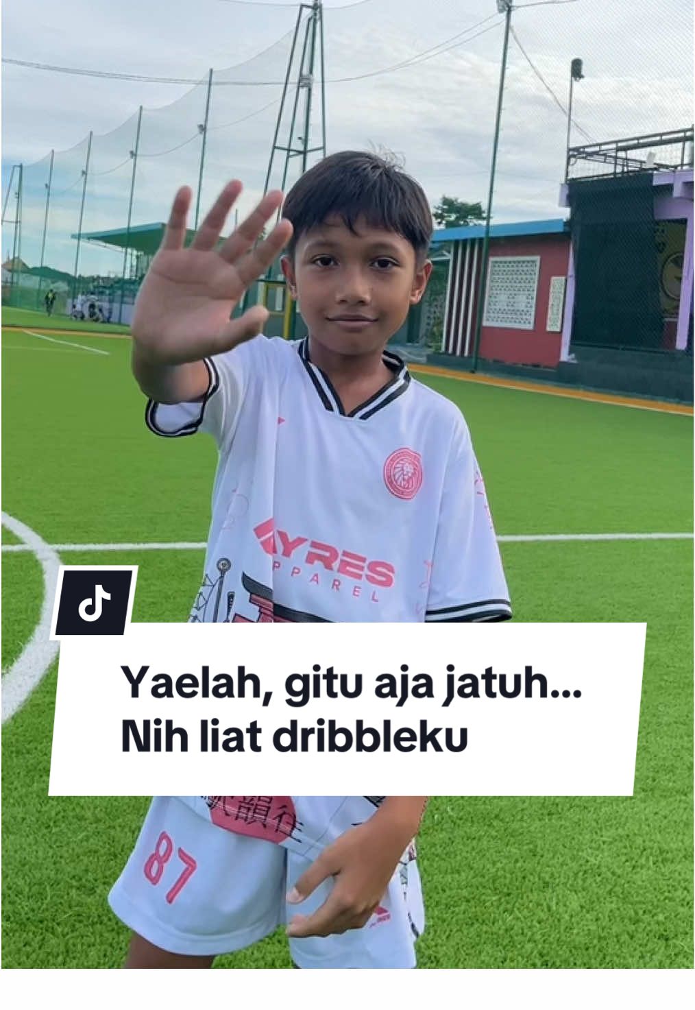 Yaelah, gitu aja jatuh… Nih liat dribbleku 🤭😂😂 #football #sepakbola #footballskills #footballtiktok #footballvideo #footballplayer #footballtogether #passing #bodyshape #training #dribble #dribbling #dribbles 