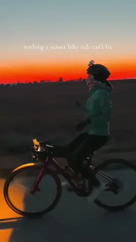 nothing like a sunset ride ❤️‍🩹 ___ #thankyoucycling #sunsetride #gravelride #everydayadventures #cycling #cyclinglife #neverstopcycling🚴 