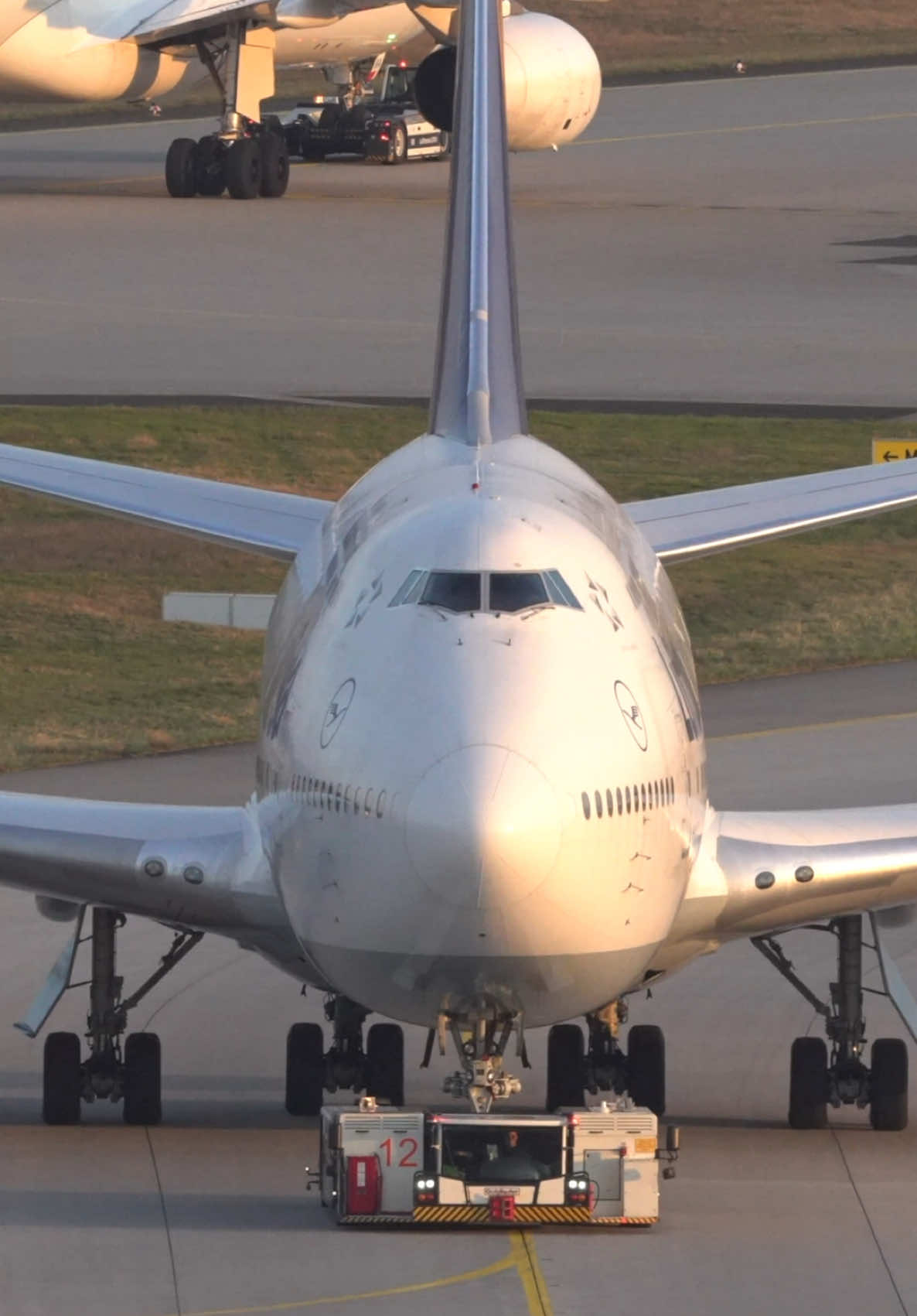 If you want epic views of @Lufthansa epic 747’s then the B’mine Hotel has to be on your bucket list!! You can plane spot @Frankfurt Airport from your balcony ❤️ #lufthansa #boeing #boeing747 #frankfurtairport #bminefrankfurt #aviation 