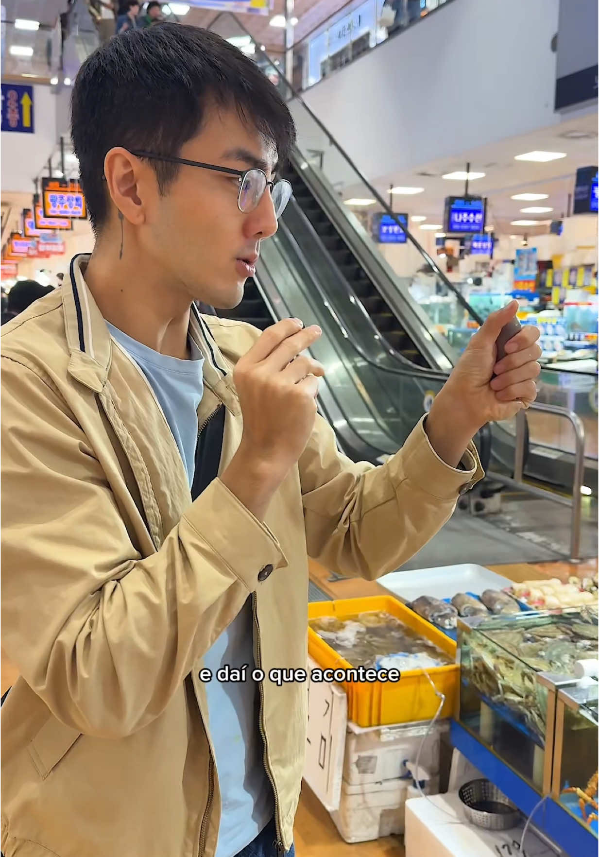 comendo peixe-penne (gaebul 개불) 🪱🌊 num famoso mercadão de peixes aqui na Coreia do Sul! (Noryangjin Fish Market)