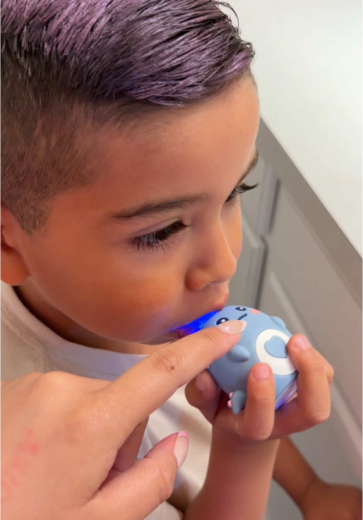 Mom hack of the year 🤣 #kidselectrictoothbrush #electrictoothbrush #kidsdentist #kidsdentalcare #kidsteeth 