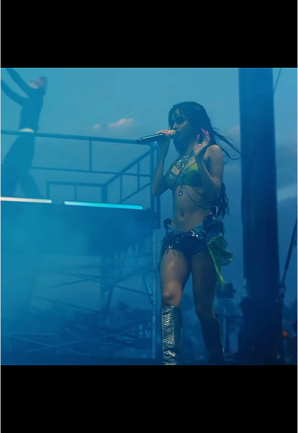 Tyla performando sua nova canção em parceria com WizTheMc “Show Me Love” 🤍 #tychella #Tyla #foryoupage #Coachella2025 @Tyla 