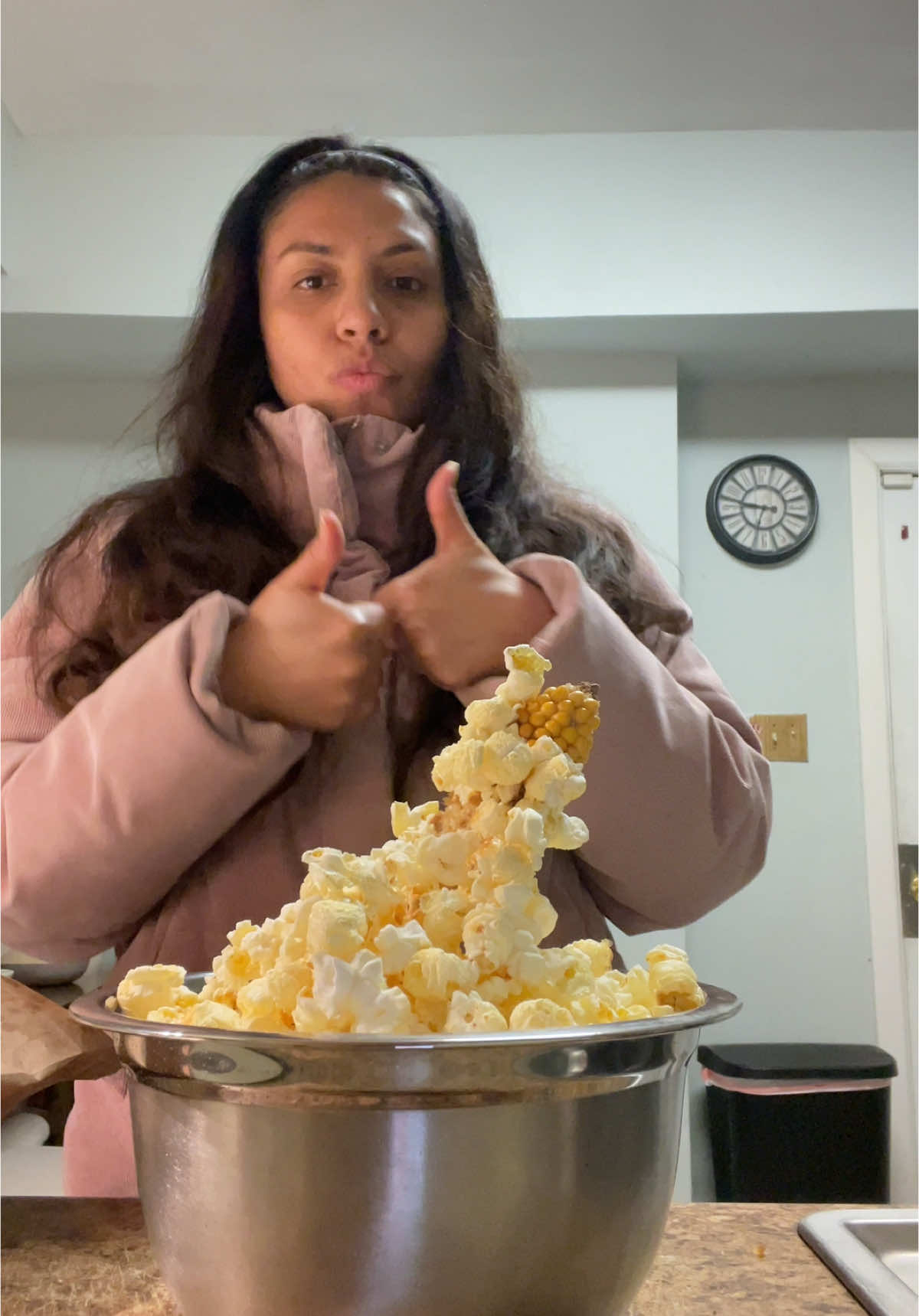 Pop corn on the cob 🥹 Have you ever tried it before? Let me know in the comments ✨👩🏽‍🍳  . . #popcorn #EasyRecipe #popcornonthecob #cornonthecob #palomitasdemaiz 