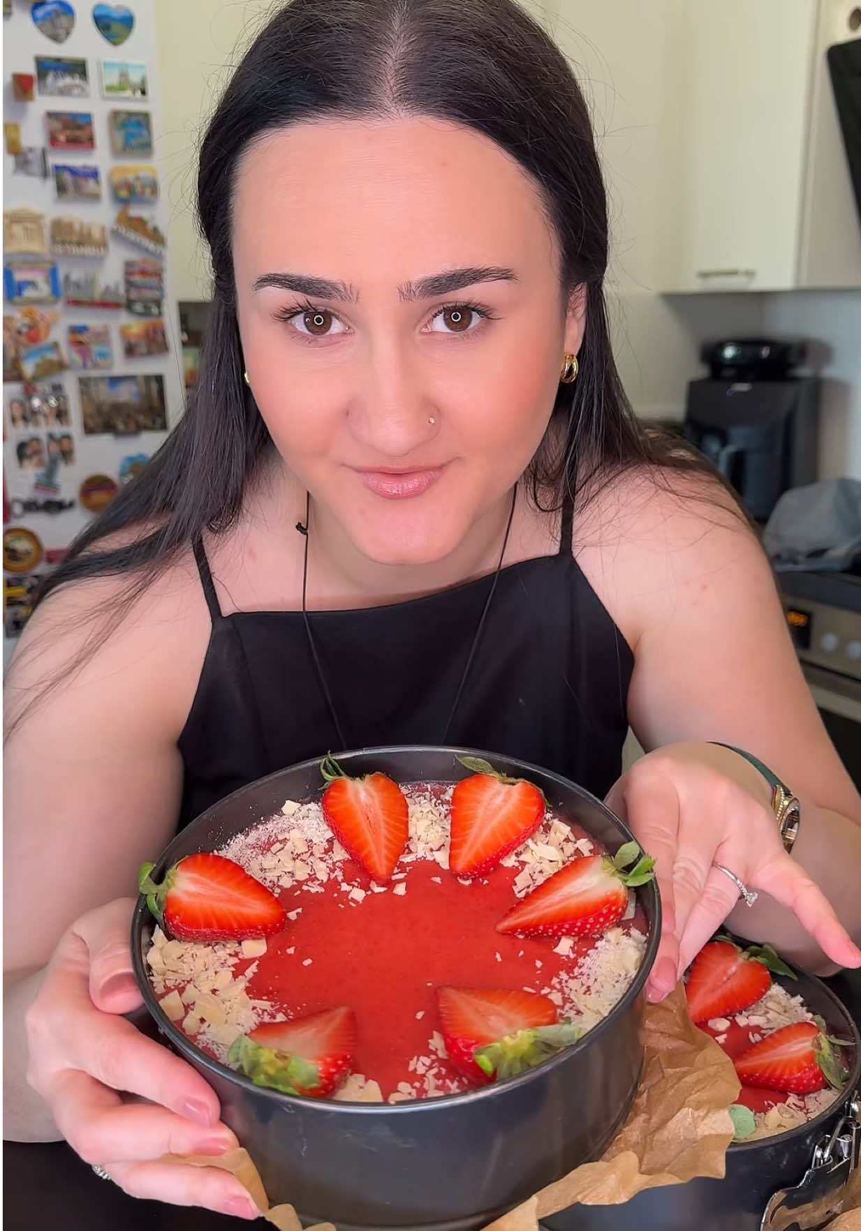 Erdbeere Cheesecake 🍓🍰 Boden * ﻿﻿200 g Butterkekse * ﻿﻿90 g Butter Füllung * ﻿﻿750 g Quark * ﻿﻿200 g Frischkäse * ﻿﻿130 g Butter ( geschmolzen) * ﻿﻿190 g Zucker * ﻿﻿3 Eier * ﻿﻿1 Pck Vanille Puddingpulver Erdbeersoße  * ﻿﻿250 g Erdbeer * ﻿﻿50 ml Wasser * ﻿﻿3 EL Zucker * ﻿﻿1,5 EL Speisestärke Topping • Weiße Schokolade, Erdbeeren  Backzeit: 50 Minuten bei 180 °C. Anschließend den Backofen leicht öffnen und eine Schüssel mit Wasser hineinstellen. Erdbeersoße 2 Minuten aufkochen und direkt auf den Käsekuchen geben. Mindestens 4 Stunden abkühlen lassen. #fy #viral #käsekuchen #cheesecake #strawberrycheesecake #erdbeerkäsekuchen 