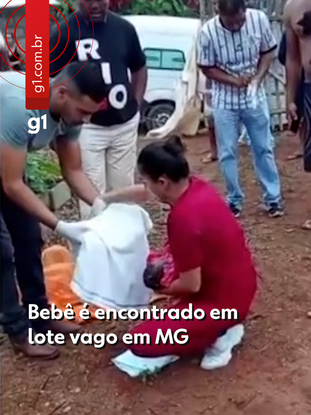 Estado grave - Um bebê recém-nascido foi encontrado abandonado em um lote vago na manhã deste sábado (19) em Angelândia, interior de Minas Gerais. Moradores que passavam pelo terreno acionaram a Polícia Militar. Segundo a PM, a criança apresentava vários ferimentos pelo corpo. A suspeita é de que ela tenha sido atacada por cães durante o período em que ficou ao relento. O bebê foi encaminhado para o Hospital de Capelinha, onde permanece internado em estado gravíssimo.  O g1 tentou contato com a unidade de saúde, sem sucesso. Até a última atualização desta reportagem a PM ainda não localizado os responsáveis pelo recém-nascido. Saiba mais em g1.com.br #notícias #minasgerais #angelândia #bebê #recémnascido