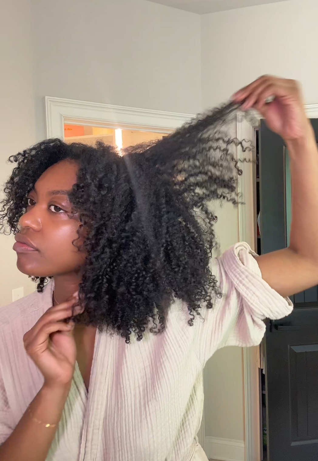 Stretching & Fluffing my Wash N Go is my fav part 💕 #hairtok #curlyhair #washngo 