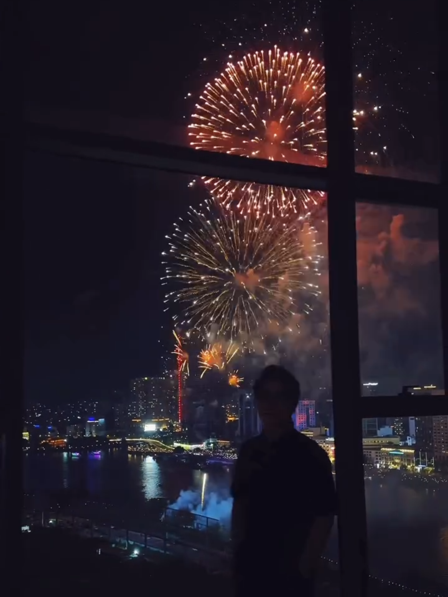 Đăng clip ngắm pháo hoa từ phòng khách căn hộ 81 tỷ, thanh niên thu hút nhiều sự chú ý. Nguồn: longliamday #tiinnews