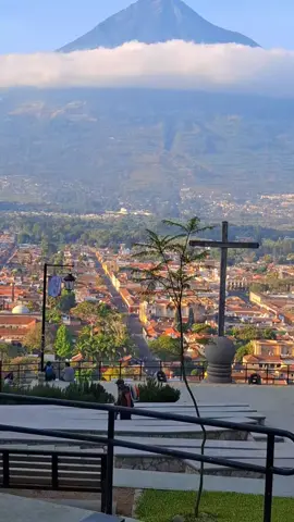 Es hermoso 😍 cerro de la Cruz Antigua Guatemala @Antigua guatemala @volcán de agua @Volcán Acatenango #viral #paratii 