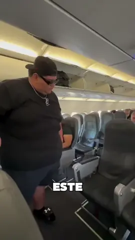 #mariord_oficial Este hombre se hizo viral, porque cuando este chico gordito fue a sentarse en su asiento, no cabía bien, y la silla le quedaba demasiado pequeña, el gordito quería bajarse del avión, pero para entonces ya habían cerrado las puertas, porque era hora de despegar. Ya no sabía qué hacer, pero un hombre lo ayudó a acomodarse... 