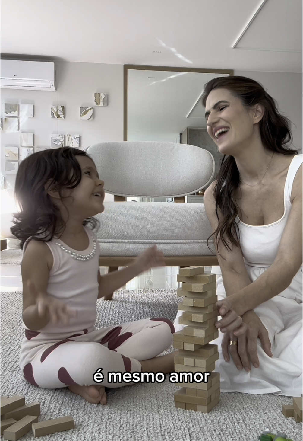 Ela brinca de ser médica, maquiadora, cozinheira, artista, professora… Mas o mais bonito é ver o respeito que ela tem por todas as profissões. A Lulu entende desde cedo que não existe trabalho pequeno quando é feito com amor. E vocês, lembram de quais profissões queriam ser quando eram crianças? Conta aqui pra gente! ♥️