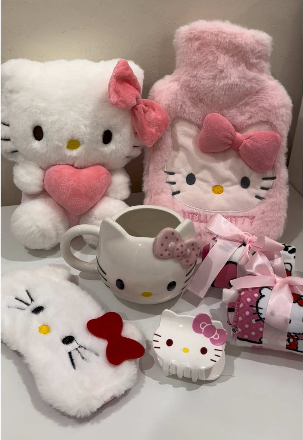Hello Kitty box 🎀🩷  Order yours now through DMs insta: miscellaneouskwt  #kuwait #الكويت #كويت #giftideas #gift #هدايا_عيد_ميلاد #هدايا #birthday #هدايا_عيدميلاد #hellokitty #sanrio 
