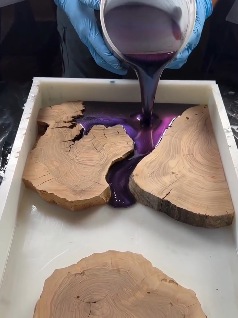 💥 Promoção Relâmpago! Mais de 140 aulas e Acesso Vitalício! - LINK NA BIO 💥 🎓 Com o professor que revolucionou o Segmento Epóxi no Brasil. Tenha acesso a técnicas e métodos exclusivos já validados por mais de 50 mil alunos. O que você terá acesso: ✔️ Curso de Mesas Resinadas (diversos modelos) ; ✔️ Curso de Quadros Resinados; ✔️ Curso de Mesas Personalizadas com Adesivos; ✔️ Curso de Bancadas de Cozinha Resinadas; ✔️ Curso de Tábuas de Carne Resinadas; ✔️ Curso de Peças em Efeito Mar; ✔️ Curso de Artesanato em Resina e Muito Mais. 🎁 Bônus exclusivos; 📝 Certificado de conclusão; Saiba Mais no LINK DA BIO ou comente EU QUERO 🔥 ... #viverderesina #mesasresinadas #mesaderesina #rivertable #resintable #mesaresinada #madeira #madeiraresinada #epoxytable #resinabrasil #bancadadecozinharesinada #bancadadeporcelanato #porcelanatoliquido #epoxi #resinaepoxi #resinaepoxica #epoxiresin #epoxyresin #epoxy #resinaepoxy #arteemresina #artecomresina #resinart #resinartist #wood #woodworking 