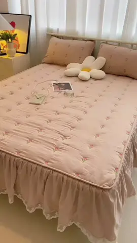 🛒 SÉT GA PHỦ DÀI + VỎ  GỐI . Thay đổi diện mạo cho em giường của mình thôi quý zị ơi.  Bộ ga đẹp thì ngủ cũng ngon hơn nữa cơ . Chất liệu siêu đẹp , dày dặn mà còn mát nữa .  Chống bụi bẩn , hàng giặt không nhăn , toàn mãu xinh . Ga phủ dài che chân giường .