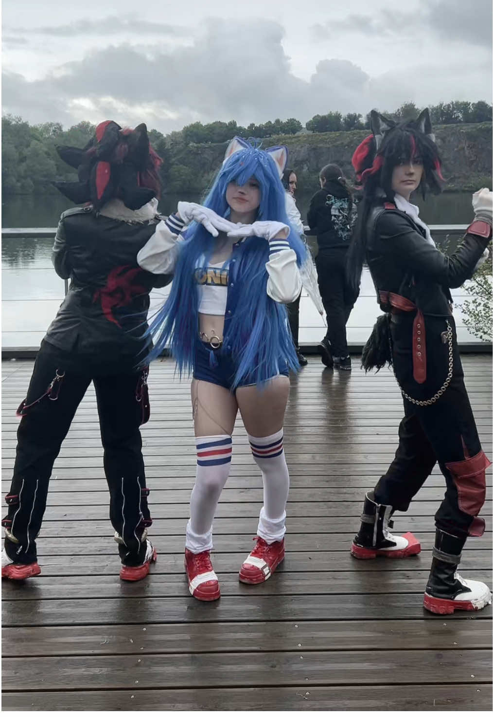 With my Shadow(s) @Rachel_Onyx @OllyJolly‼️ 😻🙏 don’t mind my wig on the back omfg it was end of con 💔 #sonic #sonicthehedgehog #shadow #shadowthehedgehog #sonadow #soniccosplay 