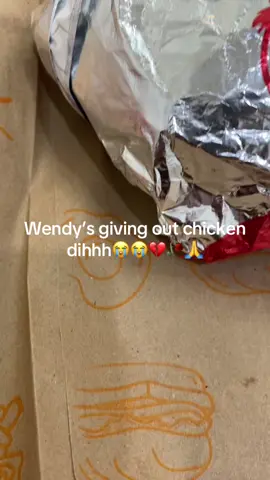 It smacked tho ngl😋🤤 #dihh #chicken #wendys #creamy #cream #yummy #fyp #yesking and I also dropped the chicken💀 #fyp #viral