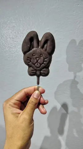 Tutu já está adiantado na páscoa, e ele super aprovou, quem disse que não dá para fazer chocolate para bebês na páscoa ?!  #receitabebe #páscoa #maternidade #chocolate #chocolatebebe 