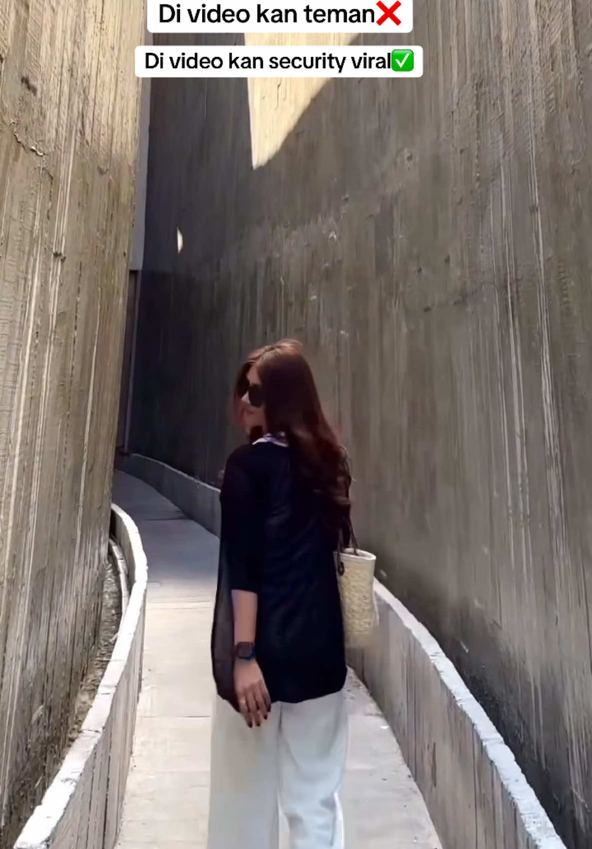 Kesiniii cuman mau nyoba matcha nya 🤤 eehh bonus ny d videokan security nya 😎#32dobali#fyppppppppppppppppppppppp#bali#foryou#32dobaliseminyak#seminyakbali#foryoupageofficiall 