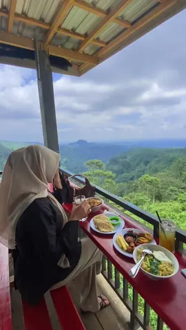 mie rebus with a view😍                                          #sedawungview #wisatabatang #kulinerpekalongan #fyp #viral #tempatviral #foryou 