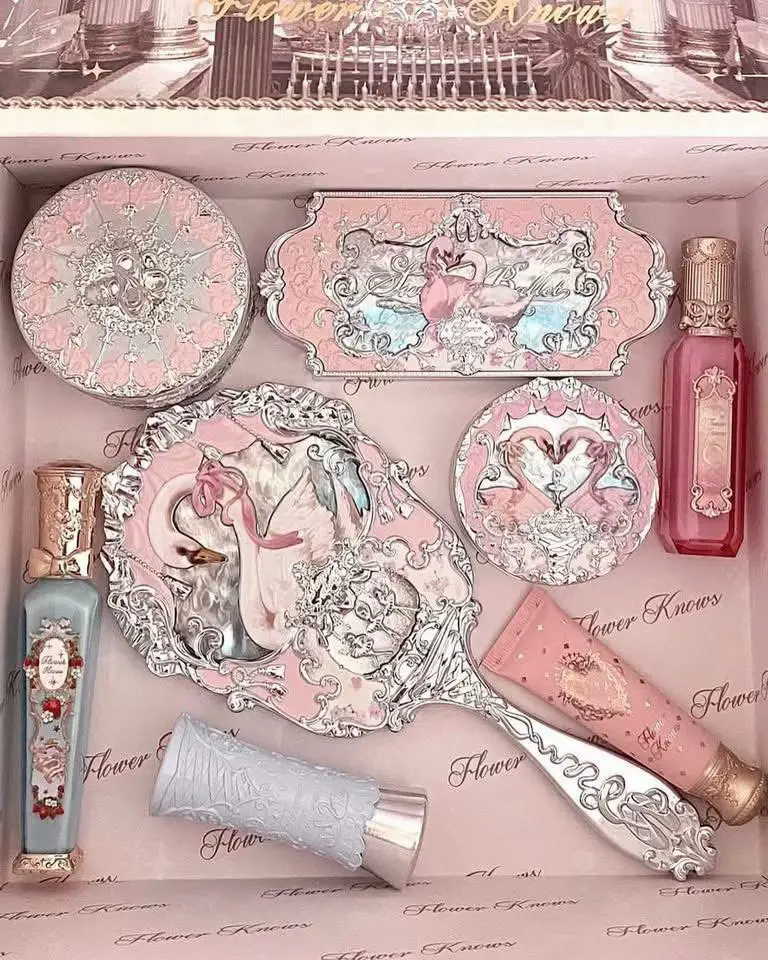 Hoa Biết đình đám luôn cháy hàng mọi mặt trận👉🏻Set Flowerknows Swan ballet thiên nga🪽 vẫn là 1 cái gì đó cuốn hút so vs các bst còn lại🦢 🤯Em nhận mix set- tách lẻ nhé chị em ui🩷Mê k lối thoát lun ạ🐇 #xh #myphambaoan #myphamchinhhang 