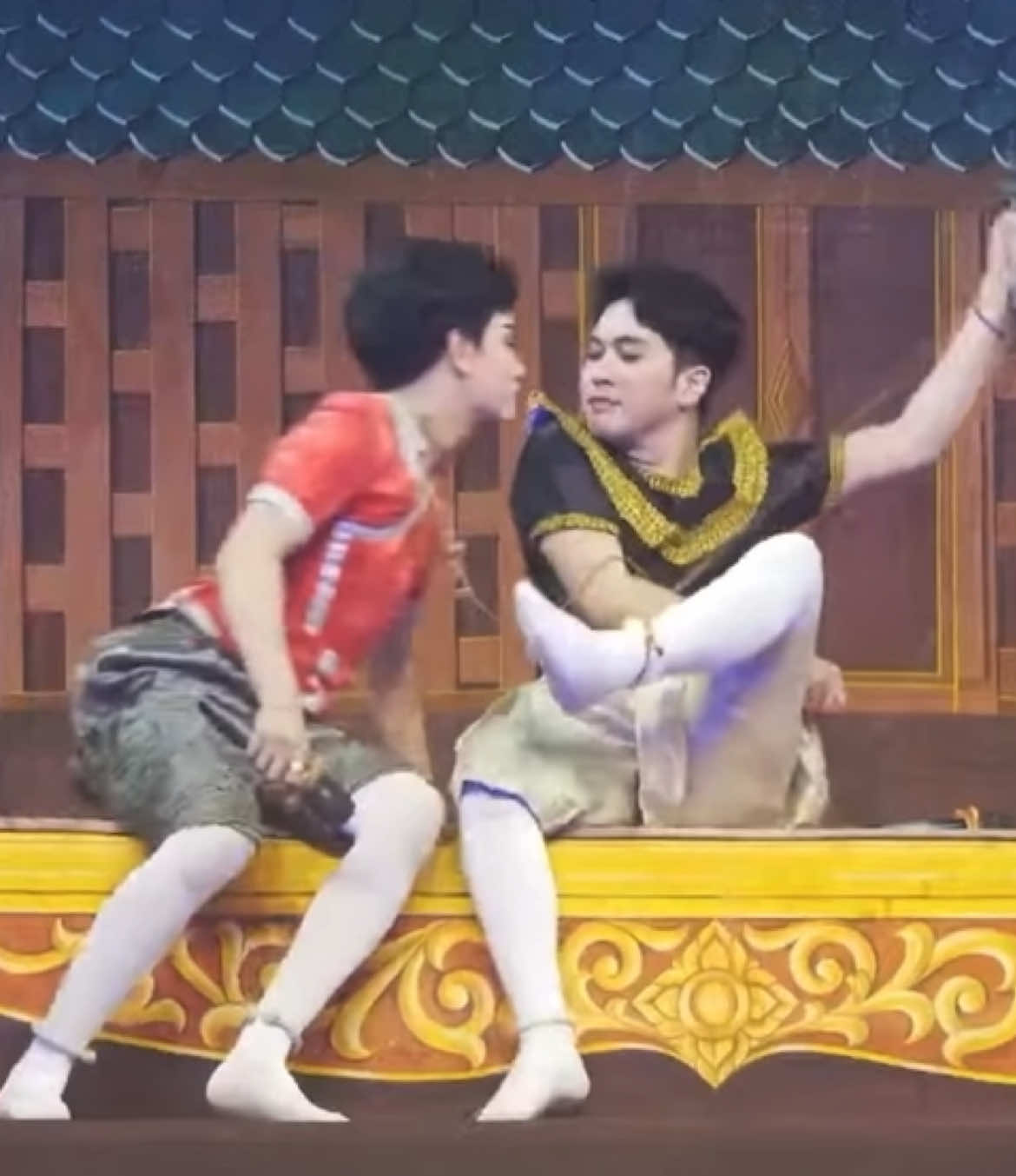 ก็ยักคิ้วใส่เบลล์อ่ะ เบลล์ก็เลยสู้กลับอ่ะน้อออออ~ //อยู่เรือเต๋าเบลล์ไม่เคยทำให้ผิดหวังเลย😂😂😂 #เต๋าอโนทัย #เต๋าอโนทัยเอนกลาภ #ดาวตลกน้องเต๋า #เบลล์เอนกลาภ #ดาวตลกน้องเบลล์ #ลิเกคณะศรรามน้ําเพชร   