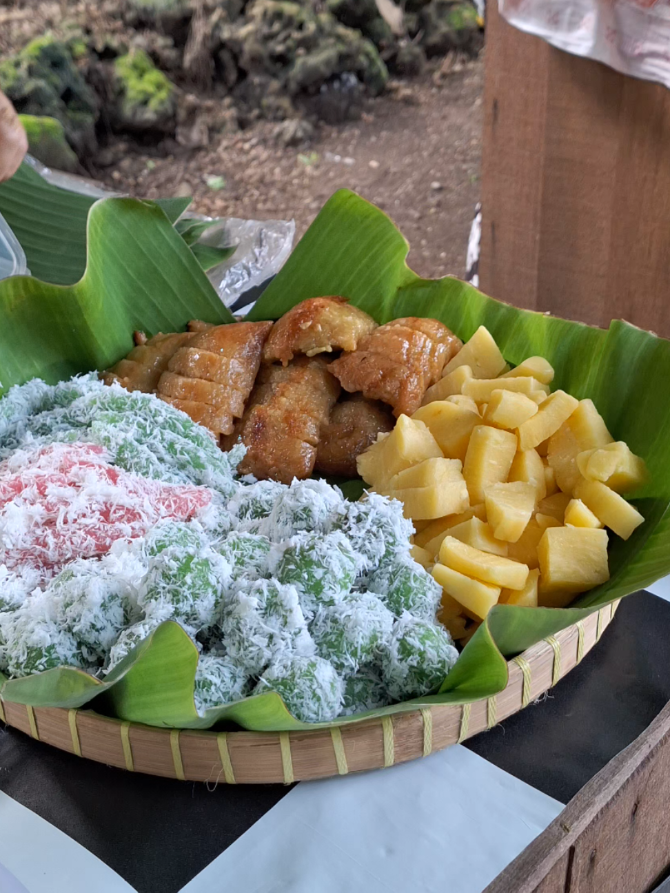 Getuk 🍡🍢 #gunungdingklik #getuk #kulinertuban #jajan #fyp #jajanantiktok #fypage #tuban #jajanjadul 