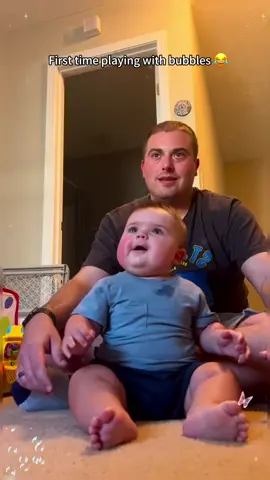 Baby playing with bubbles 🤣🤣🤣#baby #funny #funnyvideos #funnybaby #cute #cutebaby #fyp #Foryou #tiktok #usa #babytiktok 