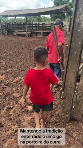 Hoje a gente viveu um daqueles momentos que vão ficar guardados no coração pra sempre: o vovô enterrando o umbiguinho do Lucas e do Léo, ali na porteira da fazenda. Um gesto cheio de simbolismo, de cuidado, de amor que atravessa gerações. Aquele lugar, que já tem tanta história, agora guarda também um pedacinho do começo da vida deles. E foi feito pelas mãos de um homem que é muito mais que avô — é exemplo, é raiz, é porto seguro pra eles… e pra mim também. Obrigada, pai, por ser essa presença firme, amorosa e constante. Que o caminho dos meninos seja tão bonito quanto tudo o que você planta nessa terra e na nossa vida.