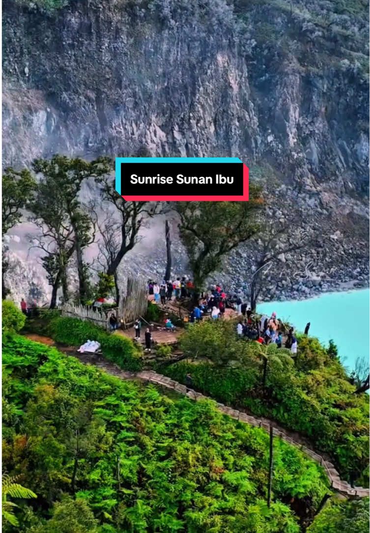 Langit cerah, udara sejuk, sunrise sesuai ekspektasi moment berharga bersama teman dan keluarga menikmati sunrise di sunan ibu Kawah Putih 😍😍 Cr : @Anif Saiful  #KawahPutih #NatureEscape #pesonaindonesia #wisatabandung #sunanibusunrisepoint #indonesia #diindonesiaaja 