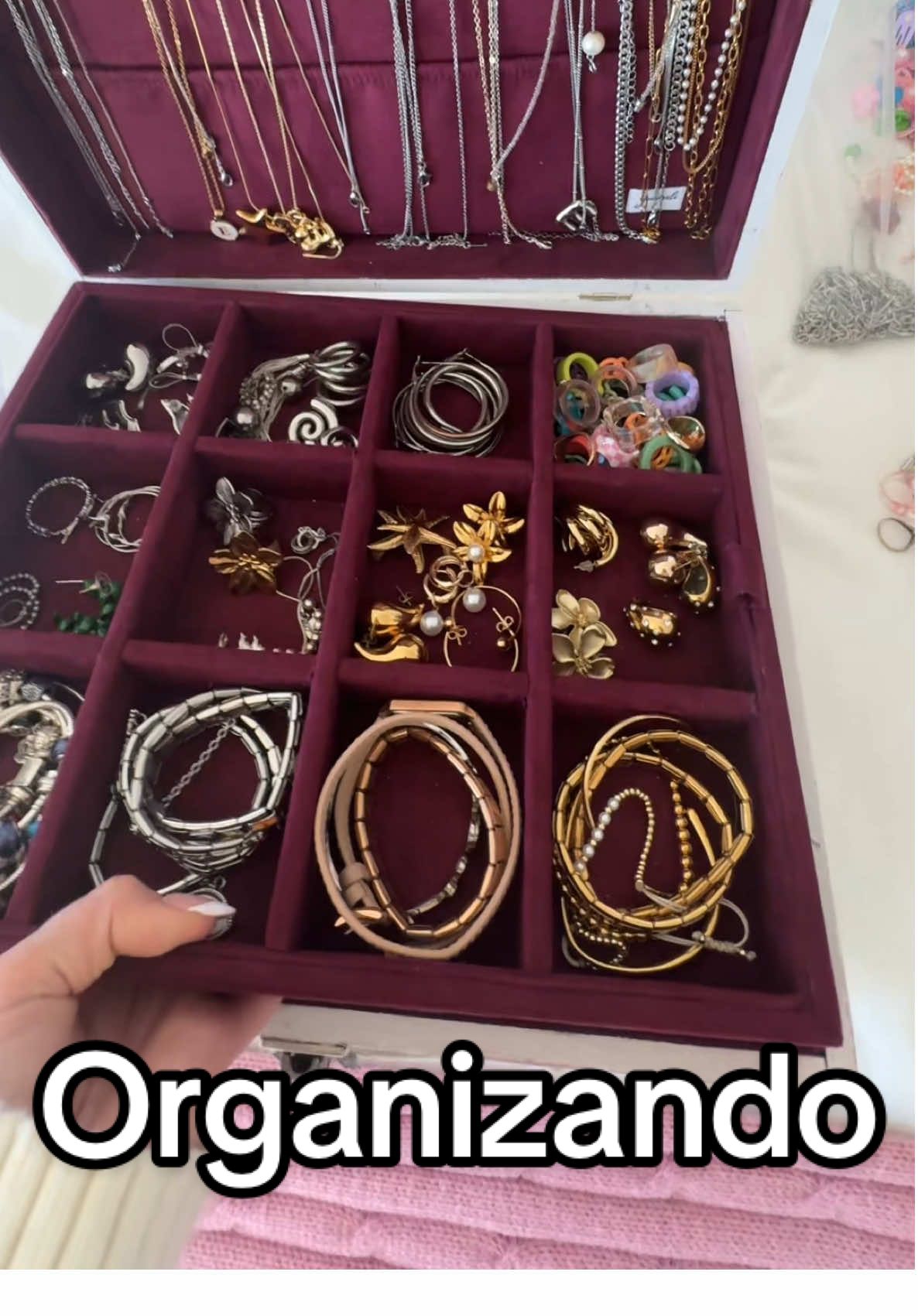 Tenía tantoooo tiempo sin acomodar mi joyero😅 #evevlog #accesorios #alhajero 