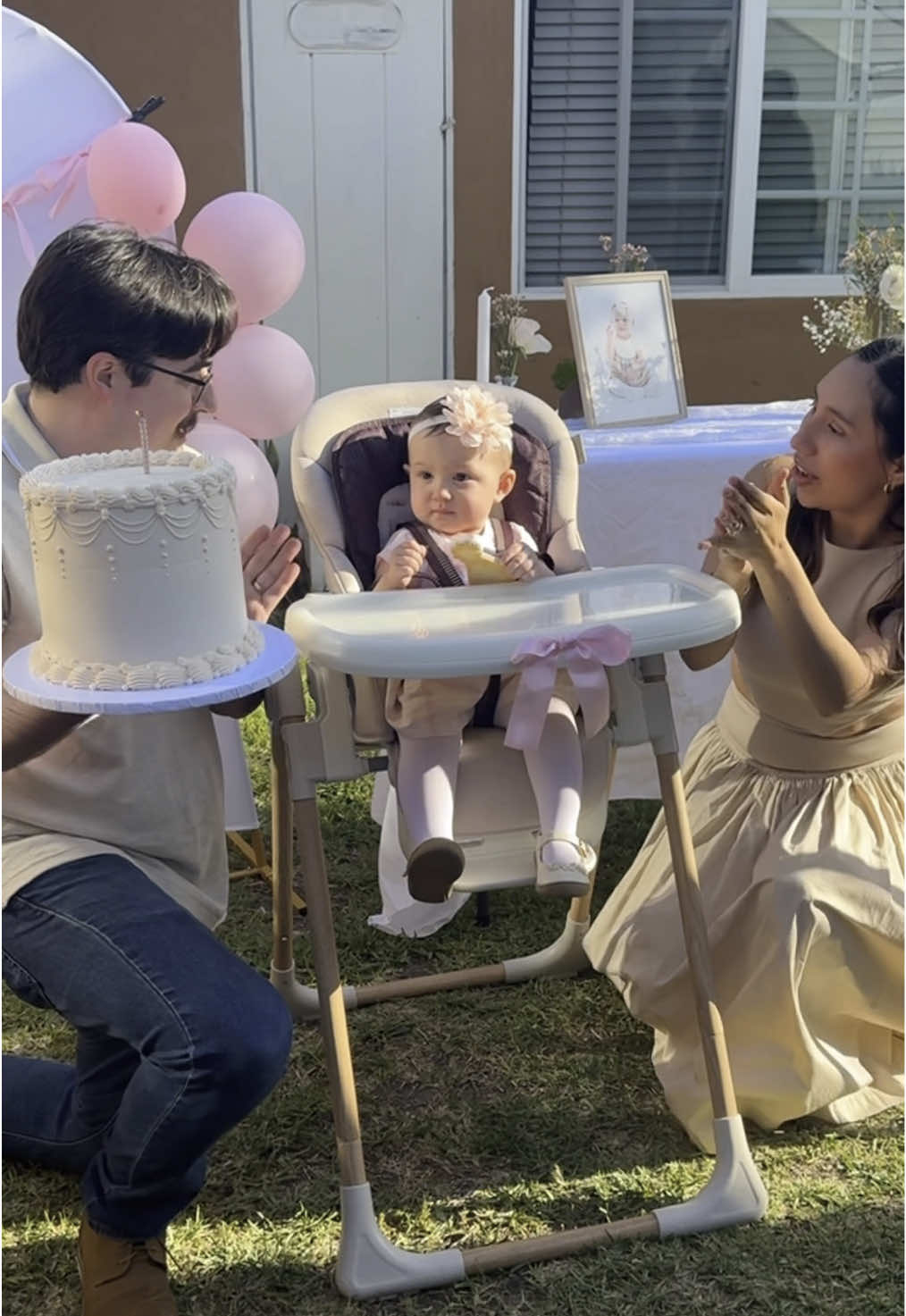 Mi niña ya cumplió su primer año 🥹🎂 ya pasó casi una semana desde que festejamos con familia y me urge sacar todas las photos de mi camera!! 🤍 Que bendición más grande, poder estar juntos y dedicar su vida a dios, gracias a él tengo a mi hija hermosa y estaré atenta de ella toda la vida 💞