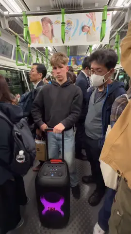 Don’t imitate this influencer’s disrespectful behavior in Japan. Please respect Japan and our culture when you visit.  No imites el comportamiento irrespetuoso de este influencer en Japón. Por favor, respeta a Japón y nuestra cultura cuando nos visites. #sigmaboy #disrespectful #japantravel #visitjapan #japaneseculture #respectjapan #japon #badbehaviour  #respectmoments #disrespectyoursurroundings  #culturajaponesa #viajestiktok  #badtourist #turista 