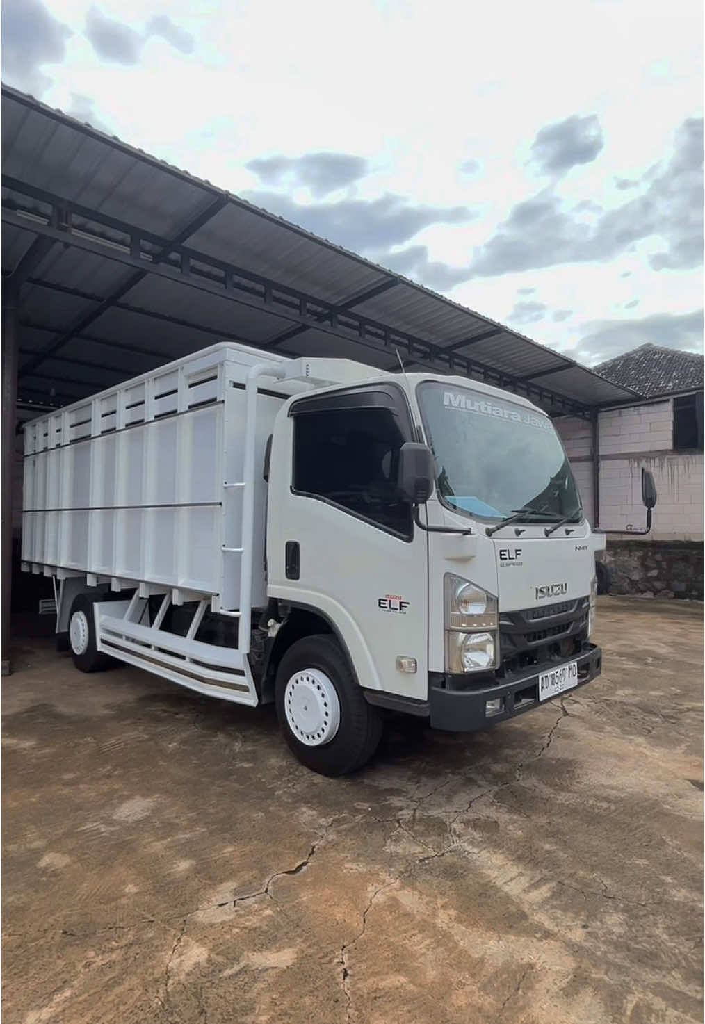 E4 ready satu lagi bolo plat lokal🤭 yukk yukk🤗 #gangsarrahayuofficial #gangsarrahayukaroseries #bakulan #bakkayu #elftrukloversindonesia #isuzu #giga #2022 #euro4 #nmr #hd58 #fypシ #xyzabc #fyppppppppppppppppppppppp #masukberandafyp #putih #CapCut  