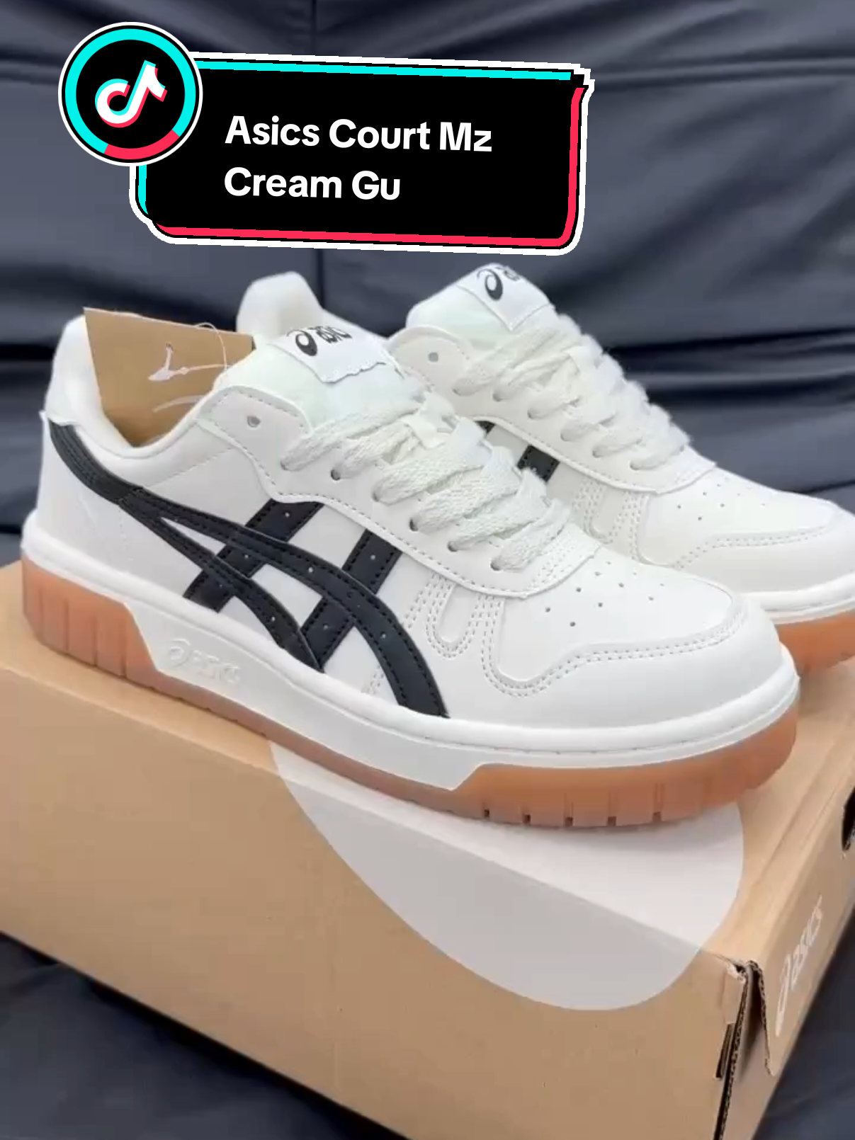 Asics Court MZ Cream Gum – Nhẹ nhàng nhưng cực chất! Tone kem phối đế gum cổ điển, lên chân là auto chill. Thiết kế tối giản dễ phối đồ, mang đi học, đi làm hay đi chơi đều quá hợp. Chất da mềm, form ôm chân, đế êm cực thích. Size nam nữ đủ, fullbox sẵn hàng tại Hanh Phan Sneaker Đừng bỏ lỡ mẫu hot này! #AsicsCourtMZ #CreamGum #SneakerDepMoiNgay #GiayChinhHang #HanhPhanSneaker #GiayTheThaoNu #GiayTheThaoNam #PhongCachToiGian #StreetwearStyle