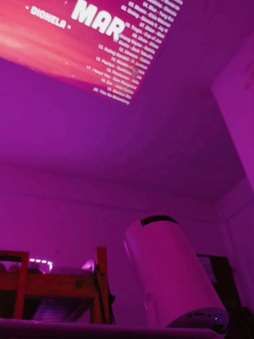 Aesthetic room ba hanap mo? bili na ng projector! solid sa chill out new with friends na may built in app na Netflix at YT na. Bili na!!