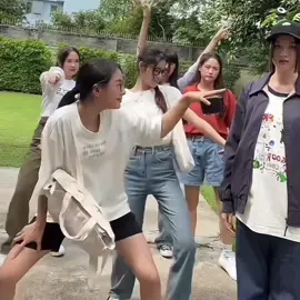 can’t wait for their dancing on stage 💃 #bonnie #beonnnie #emiamily #emibonnie #gmmtv #foryou #fyp 