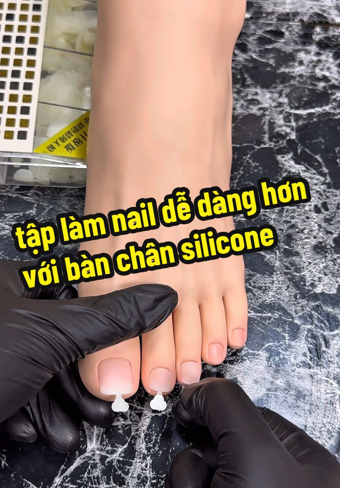 bàn chân silicone tập làm nail 